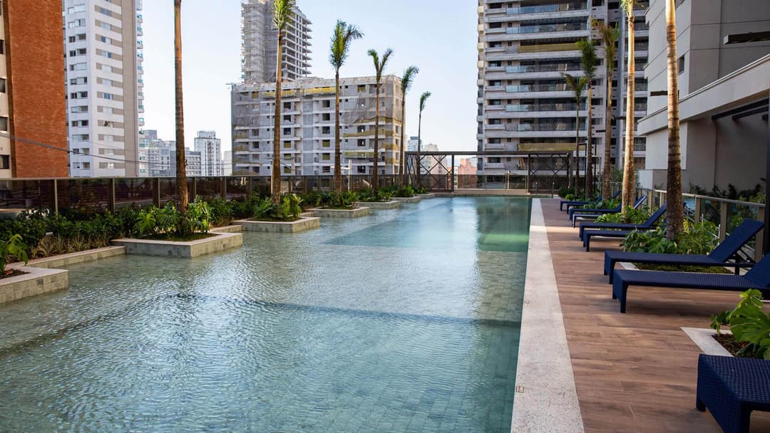 Piscina climatizada com raia